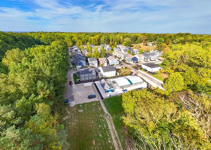 Spacious Dog-Friendly Getaway With Year-Round Pool & Hot Tub