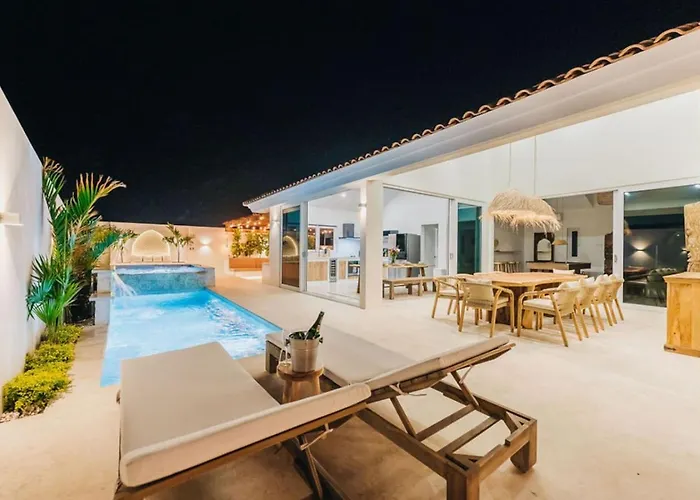 Villa Amandari, 2 Min To Palm Beach, Billiard, Hot Tub, 8 Sleeps