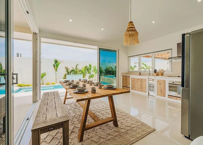 Villa Amandari, 2 Min To Palm Beach, Billiard, Hot Tub, 8 Sleeps