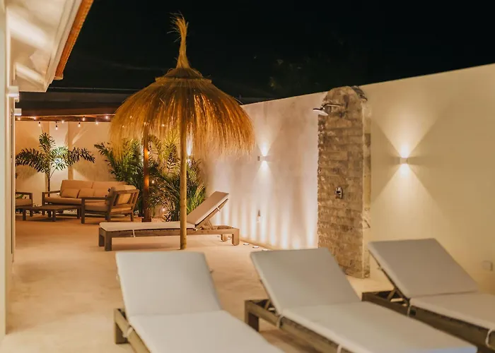 Villa Amandari, 2 Min To Palm Beach, Billiard, Hot Tub, 8 Sleeps
