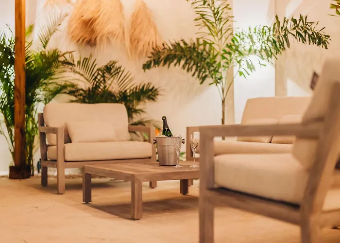 Villa Amandari, 2 Min To Palm Beach, Billiard, Hot Tub, 8 Sleeps