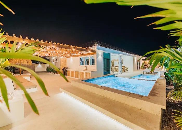 Villa Amandari, 2 Min To Palm Beach, Billiard, Hot Tub, 8 Sleeps