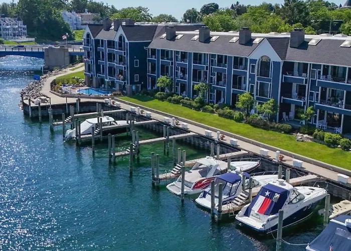 101 Edgewater Inn