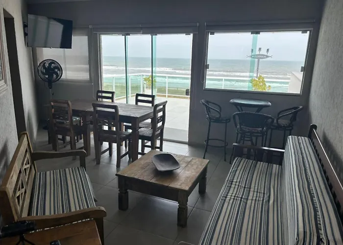 Triplex de Frente para o Mar com Piscina Privativa
