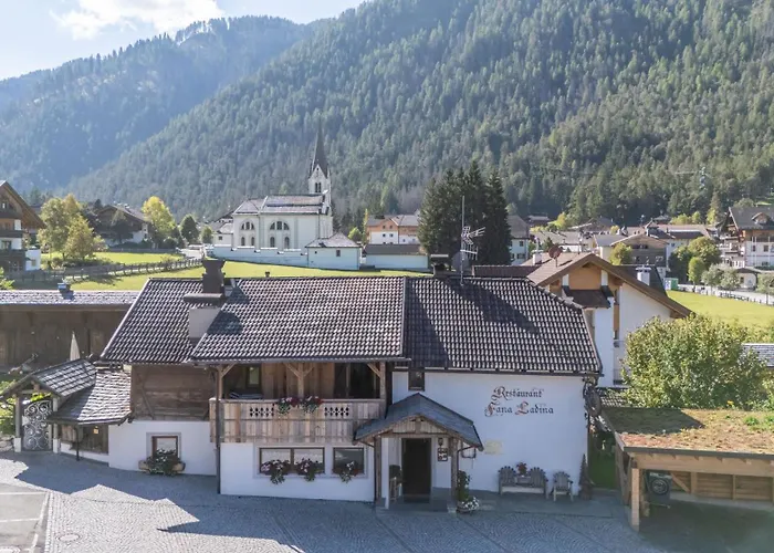 La Uecia By Fana Ladina