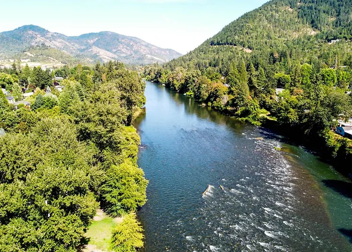 Lovely Riverfront Grants Pass Home: Pool & Hot Tub