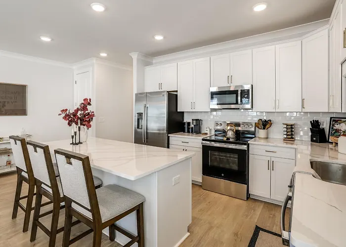 King Suites For Every Couple, Kickoff 3 Mi