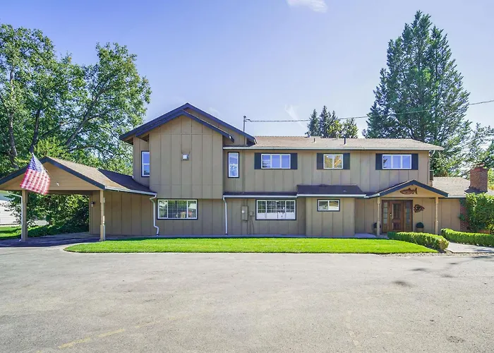 Lovely Riverfront Grants Pass Home: Pool & Hot Tub
