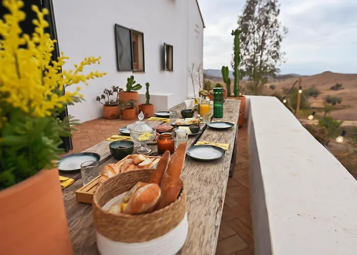 Cortijo Banana, villa rural para grupos grandes y piscina privada entre olivos