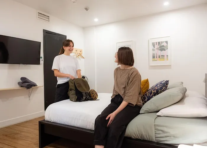 Hotel near College: Auberge Saintlo Montreal Hostel