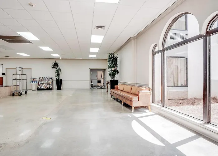 Cottonwood Suites Savannah & Conference Center