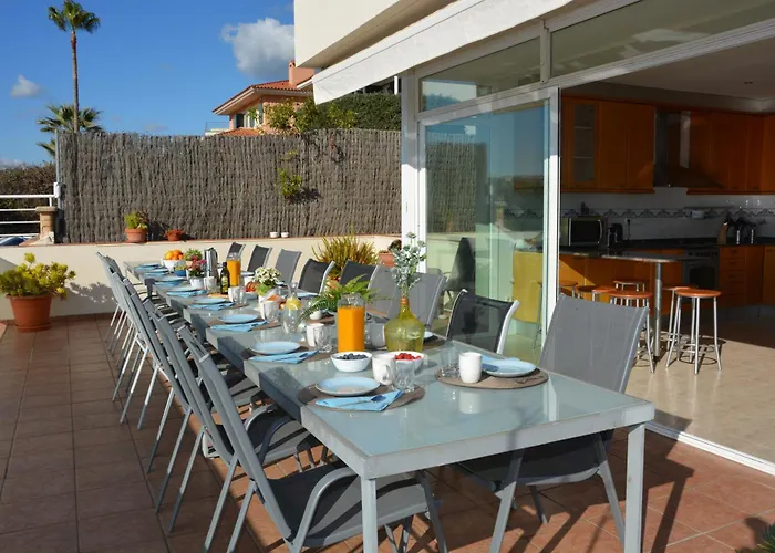 Villa Med A 2 Kilometros Andando De La Playa, Del Puerto De Aguadoc Y A 4 Del Centro De Sitges Muy Soleada Todo El Dia Capacidad Superior A 16 Personas No Requiere Coche