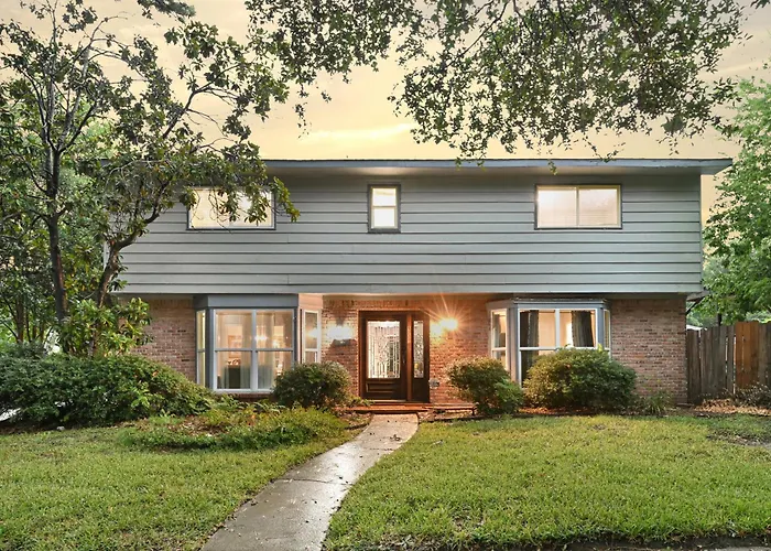 Home For Summer With Pool, Pool Table, Outdoor Kitchen,Patio And Balcony