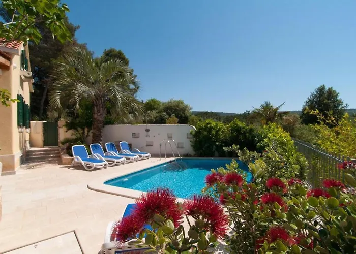 Deluxe Villa Sirena On The Beach With Pool
