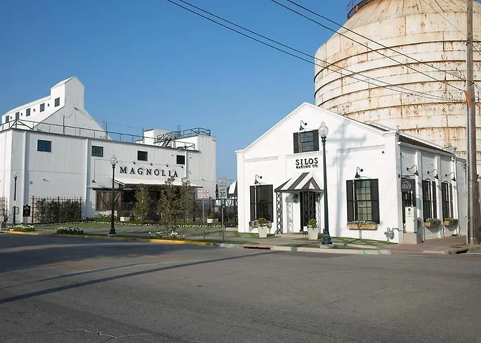 The Noble House Near Magnolia & Baylor W Pool