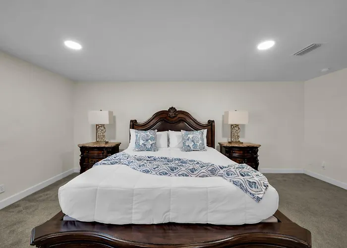 Luxury Waterfront-Pool Home, Slide, Hot Tub, Gulf Access