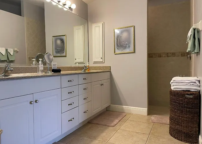 Relax With Nature In Our Waterfront 4 Bedroom -Heated Pool Home-King Bed