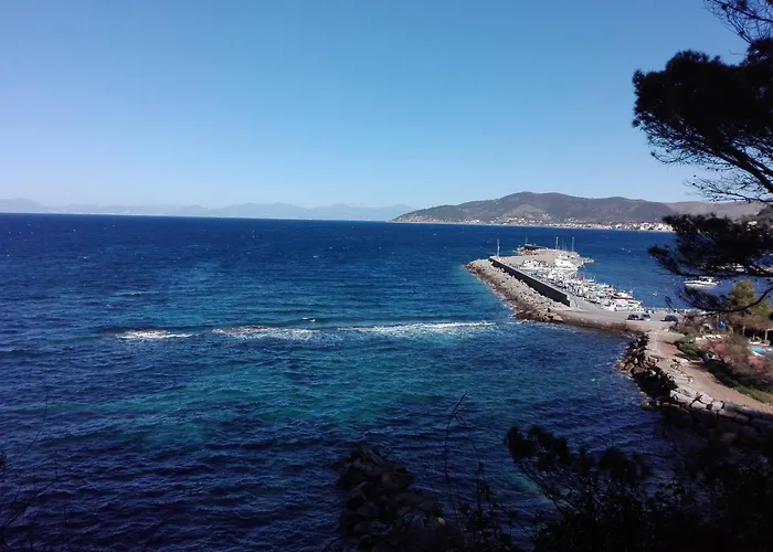 Elegante villa panoramica con giardino e idromassaggio a 10 minuti dal mare