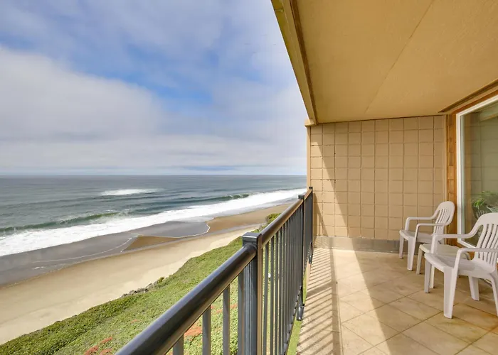 Lincoln Beach Condo W/ Balcony + Ocean Views!