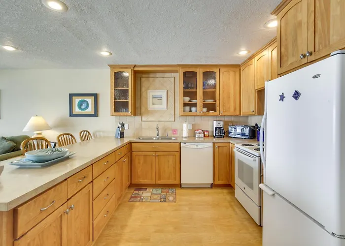 Lincoln Beach Condo W/ Balcony + Ocean Views!