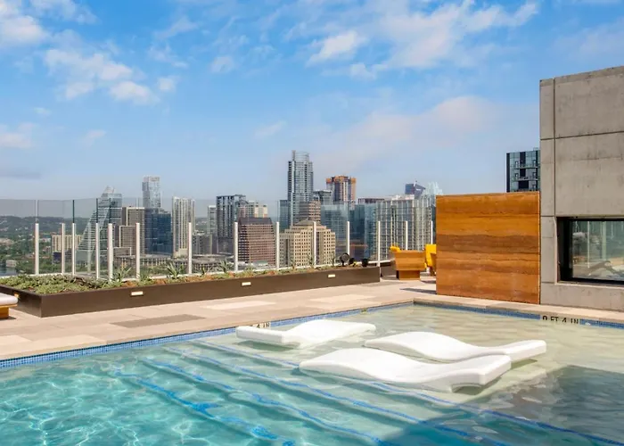 Pet Friendly hotel: The Natiivo By Avantstay Modern High-Rise With Rooftop Pool & Skyline Views