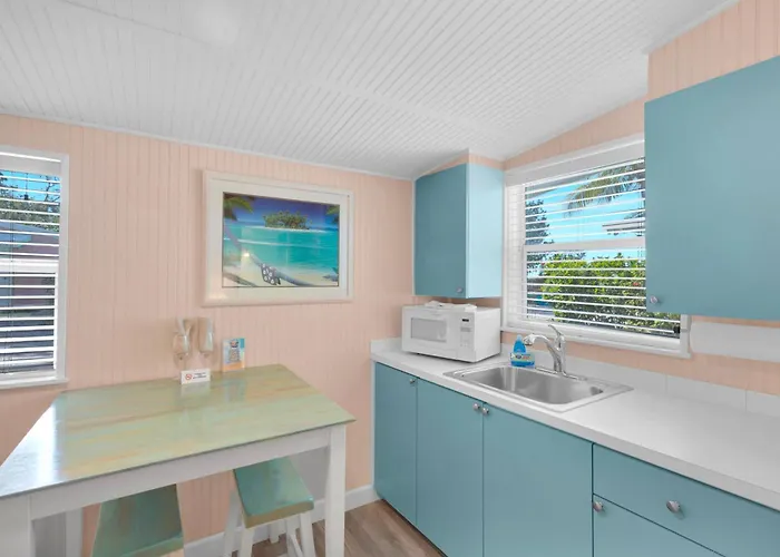 Cheap hotel: Sunset Cove Beach Resort