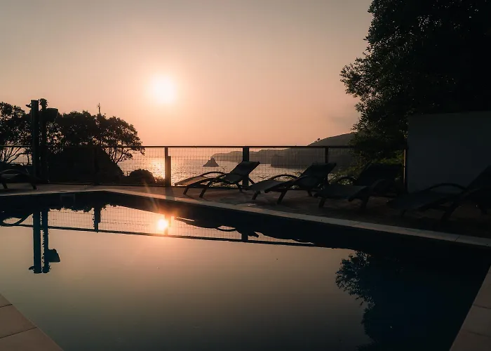 Wishome- Imponente villa sobre el mar con piscina climatizada
