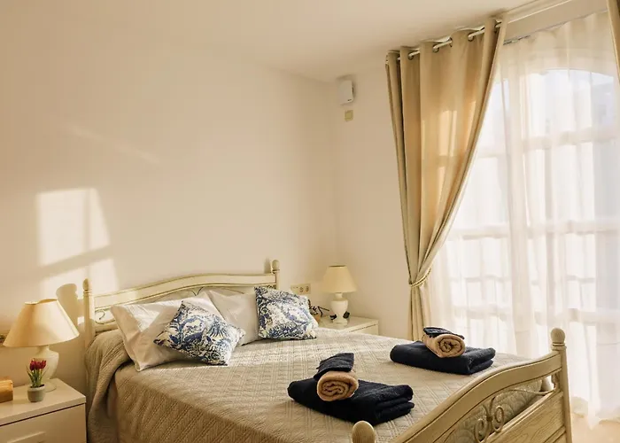 Blue Ark, villa vue mer avec piscine, idéale en famille face à Gibraltar
