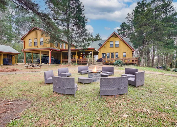 Private & Spacious Lakefront Home In Memphis!