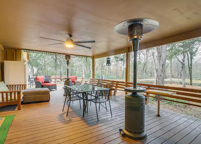 Private & Spacious Lakefront Home In Memphis!