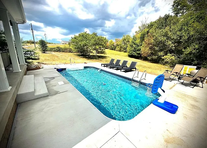 Bourbon Trail Pool & Hot-Tub Fun-Zone! Game Room! Pool Table! Golden Tee! Ping Pong! Luxurious And Spacious Master Bedroom! Fishing Offsite!