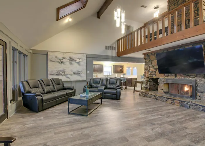 Private & Spacious Lakefront Home In Memphis!