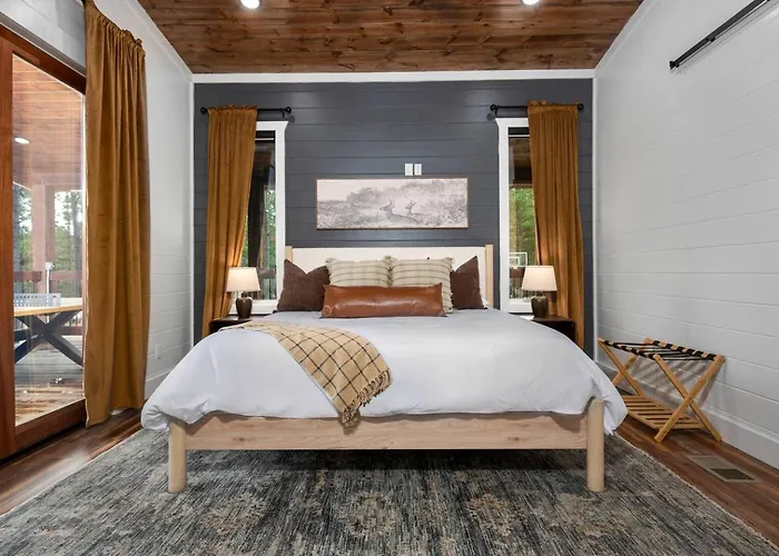 Luxury Broken Bow Cabin - Private Pool, Pickleball , Sauna & Mini Golf - Sleeps 16