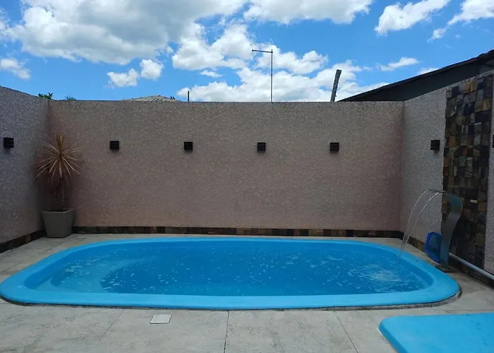 Casa com piscina a 370 metros do mar