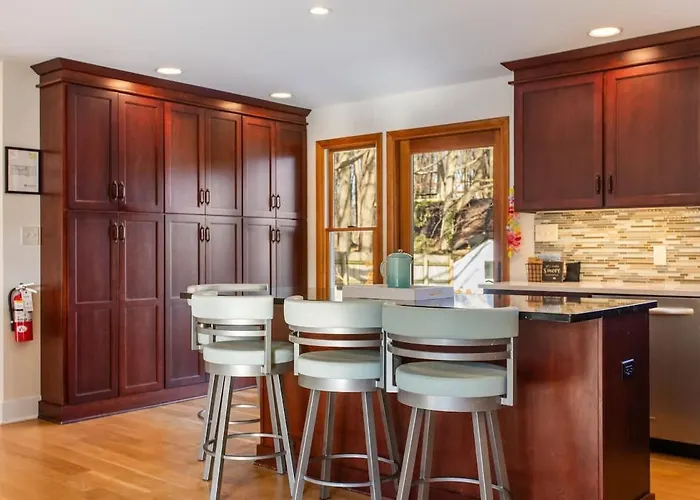 Woodcliff Cottage With Heated Private Pool-Family Friendly