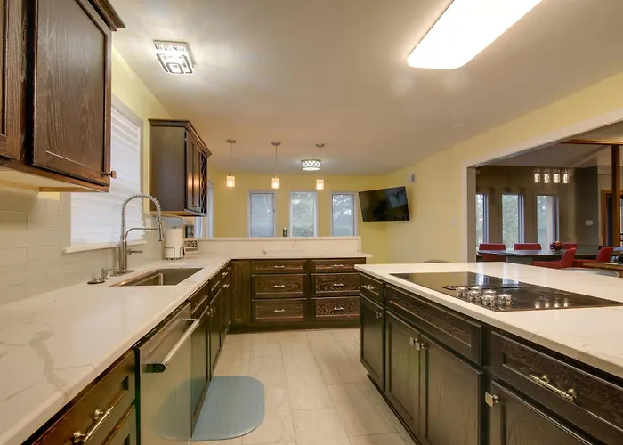 Private & Spacious Lakefront Home In Memphis!