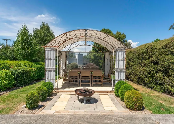 Luxury Retreat, Amazing Swim Spa, Wifi,Central Location