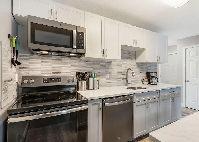 Newly Remodeled Top-Floor Condo Near Downtown Bend