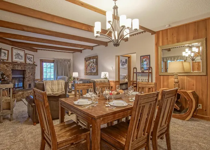 Whistlepunk # 28: 2 Bedrooms, 2 Full Baths: Slope Side Wood Fireplace Central Location
