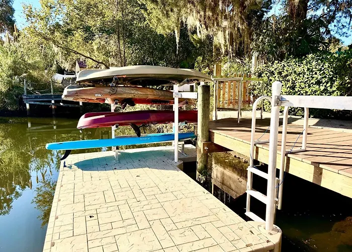 Manatee Gulf Retreat- Heated Pool, Boat Lift, Fishing, Family Friendly, Dogs Welcome