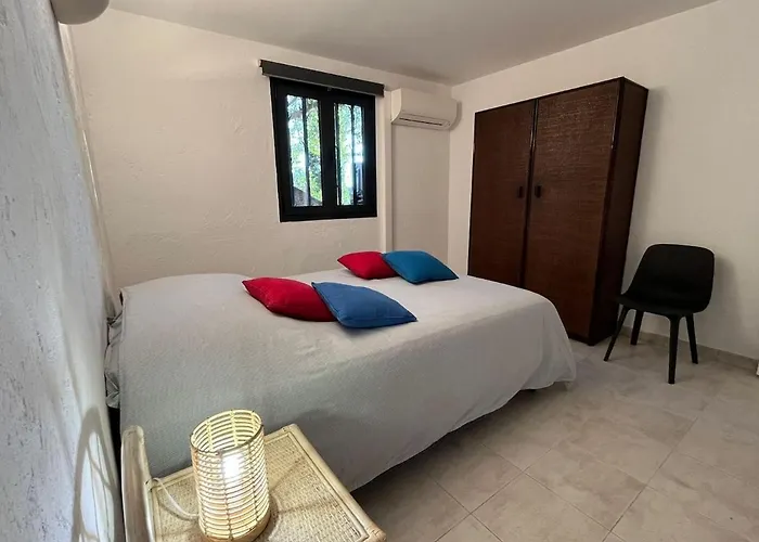 5-Bedroom Villa With Pool And Sunny Garden
