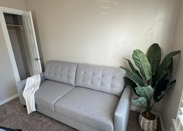 Spacious 4Br Retreat-Lush Garden