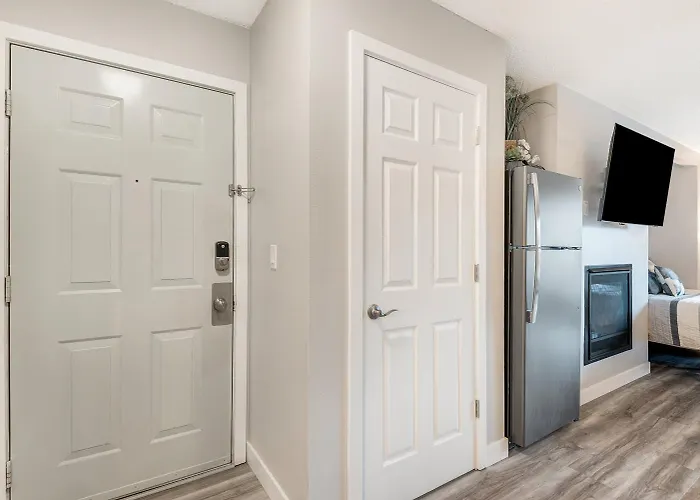 Newly Remodeled Top-Floor Condo Near Downtown Bend