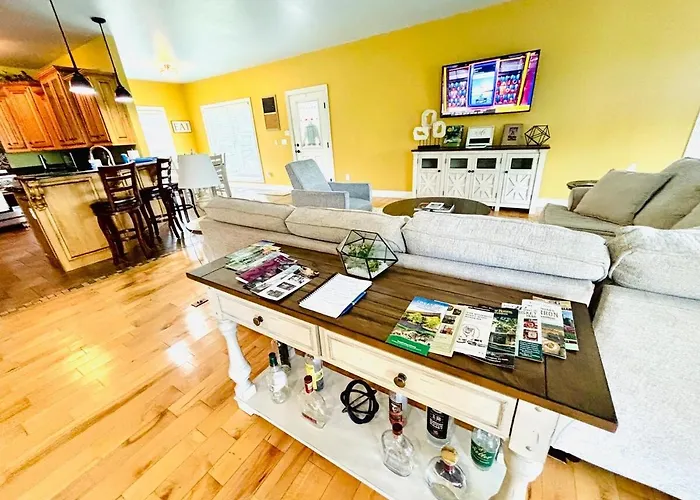 Bourbon Trail Pool & Hot-Tub Fun-Zone! Game Room! Pool Table! Golden Tee! Ping Pong! Luxurious And Spacious Master Bedroom! Fishing Offsite!