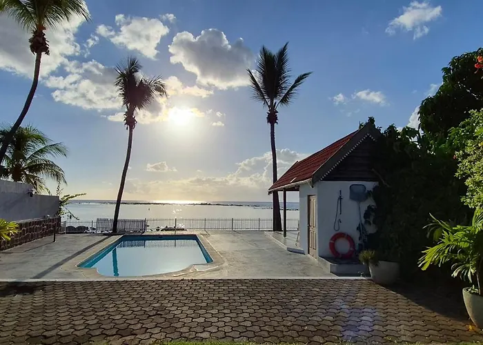Beachfront Villa Klondike - Private 3-Bedrooms