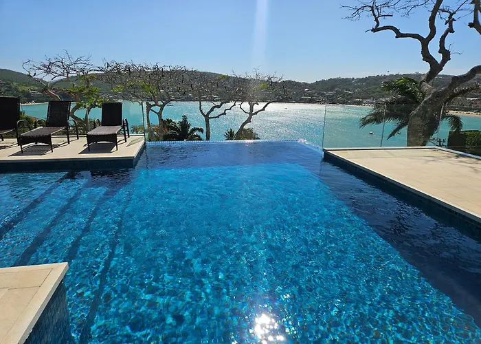Casa com Piscina e Vista na Praia da Ferradura