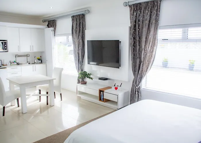 Hotel with pool: Peacehaven On Sea