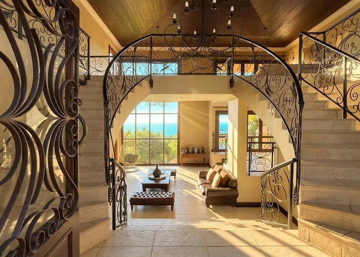 Villa Seaview, Private Oceanfront Villa, Heated Pool & Whale Watching Views, Knysna Heads