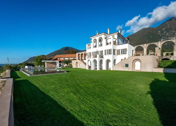 Le Selve Lake View Villas