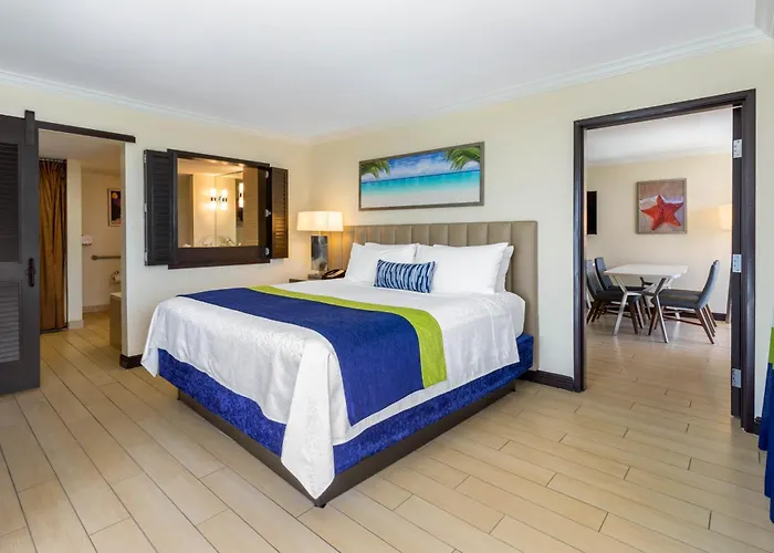 Hotel with pool: Wyndham Deerfield Beach Resort